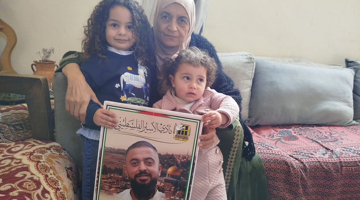 الأسير محمد عنتر ... أسرته تتجرع مرارة الغياب وتعيش على أمل اللقاء القريب